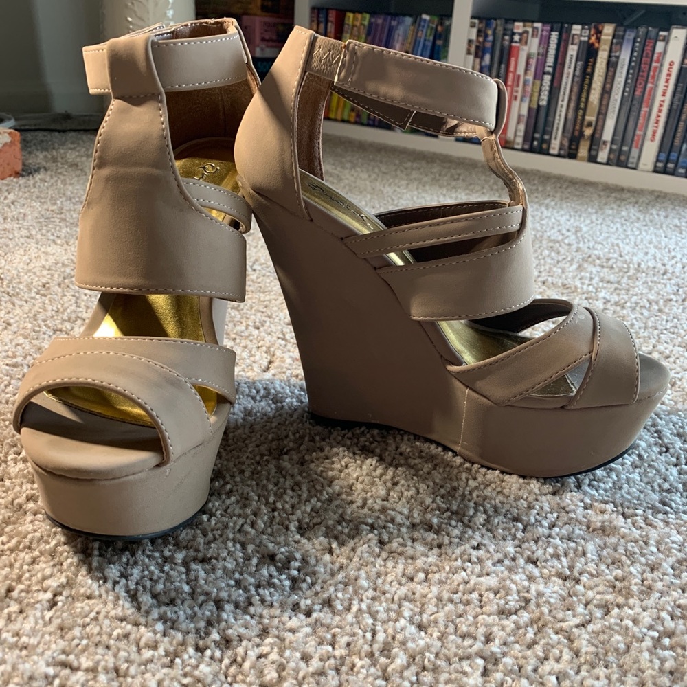 Nude wedges